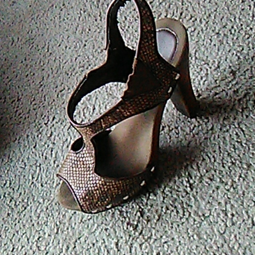Heels - Picture 3 of 4